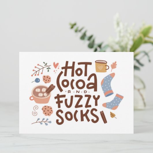 Gezellige warme chocolademelk en wollige sokken on kaart (Staand voorkant)