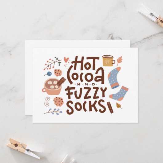 Gezellige warme chocolademelk en wollige sokken on kaart (Voorkant / Achterkant in situ)