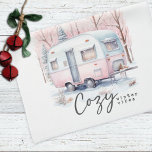 Gezellige Winter Vibes Roze Pastel Camper Kerstmis Theedoek<br><div class="desc">Kerst Camper Keukenhanddoek.</div>
