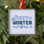 Gezellige Winter Vibes - Snowflake Typografie Metalen Ornament<br><div class="desc">Omarm het gezellige gevoel van het winterseizoen met dit "Cozy Winter Vibes" -ontwerp. Met zachte blauwe typografie en delicate sneeuwvlok accenten, brengt dit ontwerp warmte en comfort aan uw wintergarderobe of interieur. Perfect voor een verscheidenheid aan Zazzle-producten zoals T-shirts, mokken en dekens, het is een geweldige manier om je liefde...</div>