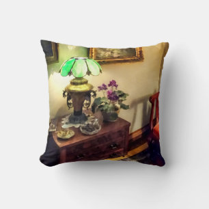 Gezellige zitkamer met bloembladlamp kussen