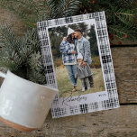 Gezellige zwart-wit geruite flanel familie foto feestdagenkaart<br><div class="desc">Zwart & wit geruite flanel stof foto vakantie kaart. Het ontwerp heeft een faux zwart en wit geruite flanel stof textuur ontwerp met hints van lichtgrijs. Personaliseer met uw speciale foto,  en pas met uw achternaam en jaar aan. Ontworpen door Moodthology Papery</div>