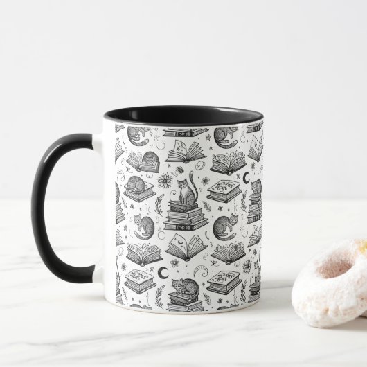 Gezellige zwart-wit kat op boekenpatroon mok (Met donut)