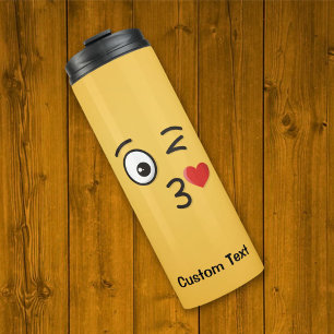 Gezicht gooien van een Kiss Thermal Tumbler Thermosbeker