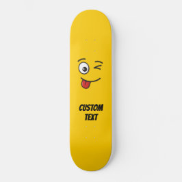 Gezicht met uitgestoken tong en knipogend oog persoonlijk skateboard