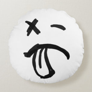 Gezicht met Zwart Oog en Tong die uit plakken Rond Kussen