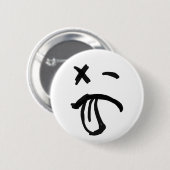 Gezicht met zwarte ogen en tongen tikken uit ronde button 5,7 cm (Voorkant /achterkant)