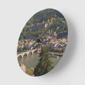Gezicht op de Alte Brucke of Oude Brug Ronde Klok (Hoek)