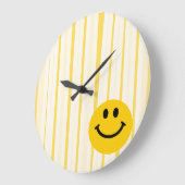 Gezicht op zonnige gele strepen grote klok (Hoek)