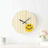 Gezicht op zonnige gele strepen grote klok (Huis)