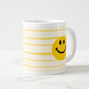 Gezicht op zonnige gele strepen grote koffiekop
