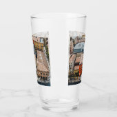 Gezicht van bovenaf op kleurrijke gevels van gebou glas (Links)