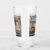 Gezicht van bovenaf op kleurrijke gevels van gebou glas (Rechts)