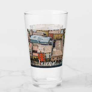 Gezicht van bovenaf op kleurrijke gevels van gebou glas