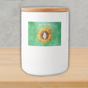 Gezicht van lachend meisje bruin haar gele zonnebl voedselcontainer etiket