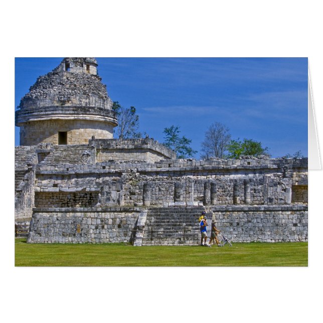 Gezin van toeristen loopt langs oude Mayan (Voorkant Horizontaal)