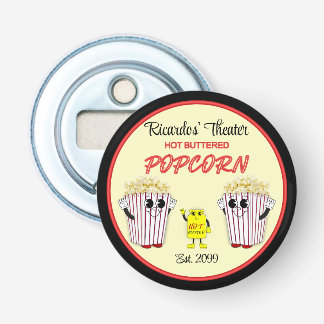 Gezinsbioscoop met warme boterpopcorn button flesopener