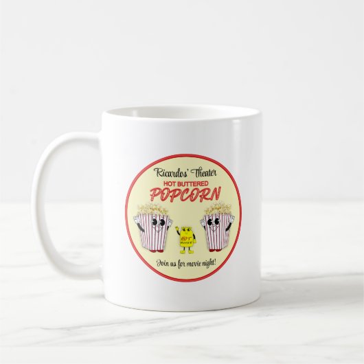 Gezinsbioscoop met warme boterpopcorn  koffiemok (Links)
