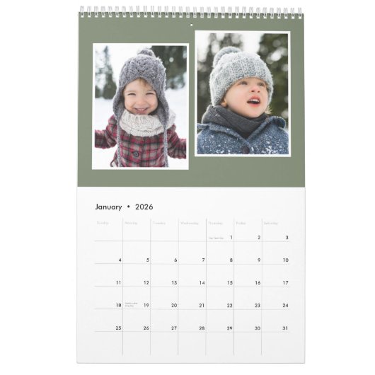Gezinsfotocollage rustige monogram sage groen kalender (Jan 2026)