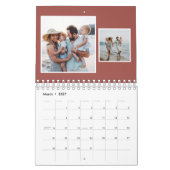 Gezinsfotocollage rustische terracotta monogram kalender (Mar 2027)