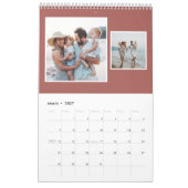 Gezinsfotocollage rustische terracotta monogram kalender (Mar 2027)