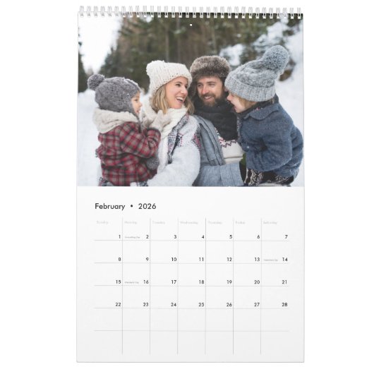 Gezinsfotocollage rustische terracotta monogram kalender (Feb 2026)