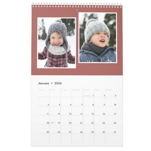 Gezinsfotocollage rustische terracotta monogram kalender (Jan 2026)