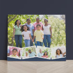 Gezinsfotocollage w. Zigzag Photo Strip - Blauw Imitatie Canvas Print<br><div class="desc">Pas dit stijlvolle nepcanvas aan met uw favoriete familiefoto's. De sjabloon is opstelling klaar voor u om tot 5 foto's toe te voegen. De hoofdfoto zal als achtergrond worden gebruikt en de resterende 4 foto's zullen in een zigzag fotostrip langs de bodem worden gelegd. Dit ontwerp heeft een donkerblauwe achtergrond....</div>