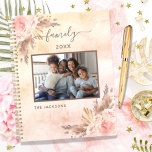 Gezinsfoto's roos gouden bloem 2023 planner<br><div class="desc">Pas uw eigen familiefoto aan en voeg deze toe. Een witte achtergrond. Een bruin lijst met pampasgras en wazige roze bloemen. Voeg je familienaam en een jaar toe.</div>