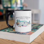 Gezinshereniging Camping Road Trip Personated Mok<br><div class="desc">Met een kamptafereel om toe te voegen aan de rustieke charme. Wijzig de familienaam en de datum om het uw eigen aangepaste ontwerp te maken. Dit ontwerp zal nooit uit de mode raken. Perfect voor familie vakantie, reünie feesten, road trips en meer. Voeg uw aangepaste formulering toe aan dit ontwerp...</div>