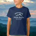 gezinshereniging Trip Cool Mountain Peaks T-shirt<br><div class="desc">De bergen bellen en we moeten gaan! Een perfect ontwerp voor een gezinshereniging of een reis naar de bergen met een witte logo met een koele bergsilhouet. Personaliseer met vier regels aangepaste tekst: Jouw naam, "Family Reunion", "Family Trip", locatie, datum, enz. Een leuke, nette reishoopje voor je volgende keer in...</div>