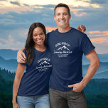 gezinshereniging Trip Cool Mountain Peaks T-shirt<br><div class="desc">De bergen bellen en we moeten gaan! Een perfect ontwerp voor een gezinshereniging of een reis naar de bergen met een witte logo met een koele bergsilhouet. Personaliseer met vier regels aangepaste tekst: Jouw naam, "Family Reunion", "Family Trip", locatie, datum, enz. Een leuke, nette reishoopje voor je volgende keer in...</div>