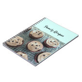 Gezinsleden gebruiken chocolade cupcakes notitieboek (Linkerzijde)