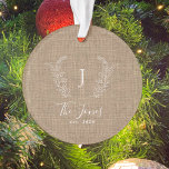 Gezinsmonogrammen bijtende boerenelegant ornament<br><div class="desc">Eigen monogram en naam met een familie van het jaar elegant chic country farm style round tree ornament.       Een modern cadeau voor kerstcadeautjes voor feestdagen.</div>