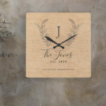 Gezinsmonogrammen bijtende boerenelegant vierkante klok<br><div class="desc">Eigen monogram en naam met een familie van het jaar en plaats elegante kerkboerenstijl beige burlap wall klok.       Een modern keepascadeau voor bruiloften,  verjaardagen,  woonwoningen,  Thanksgiving,  kerstcadeautjes.</div>