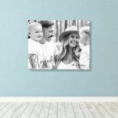 Gezinsnaam Geblessed Home Z/W Portret Groot Canvas Afdruk (Insitu (Houten vloer))