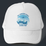 Gezinsvakantie Alaska Gepersonaliseerde gletsjer Trucker Pet<br><div class="desc">Cool aangepaste Alaska vakantie petten voor uw familie reis met gletsjer en oceaan ontwerp en uw persoonlijke naam. IJsbergen zweven in het zee onder een blauw vliegtuig op dit souvenir van je arctische verkenning van ijzige petten in de Stille Oceaan.</div>