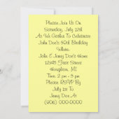 Gezinsvriendjes verzamelen soonbloem op het platte kaart (Achterkant)