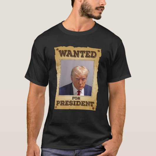 Gezocht voor President 2024 Trump Mok Shot Never S T-shirt (Voorkant)