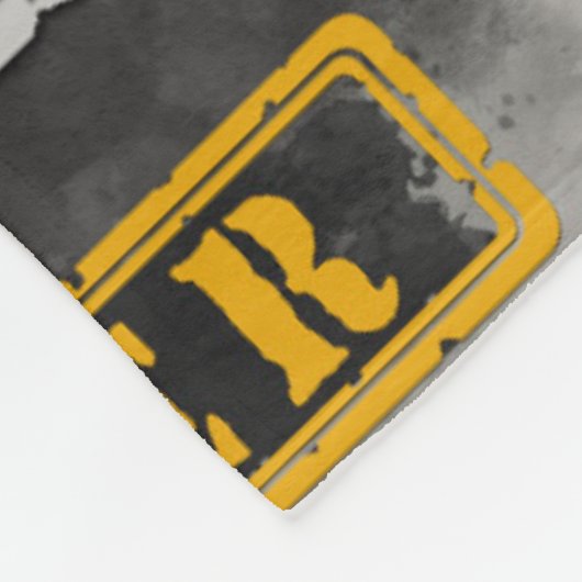 Gezochte advocaat, schalen, geel stropdas, grijs fleece deken (Hoek)