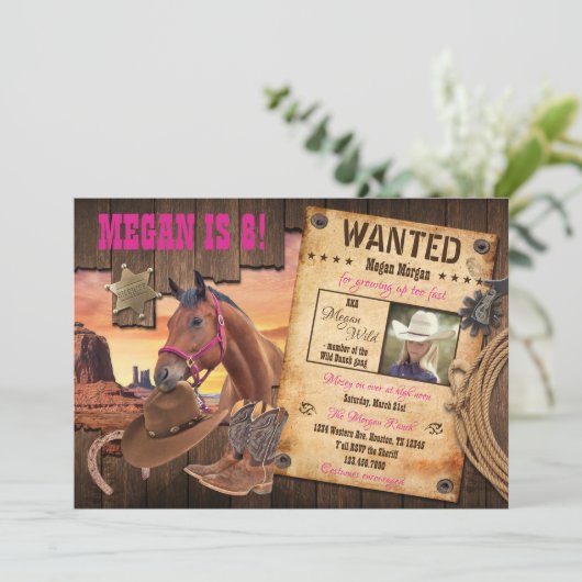 Gezochte Western Cowgirl Uitnodiging (Staand voorkant)