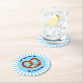 Gezouten Pretzel Nibbles - Snacks op blauw & wit Ronde Kartonnen Onderzetter (Insitu)
