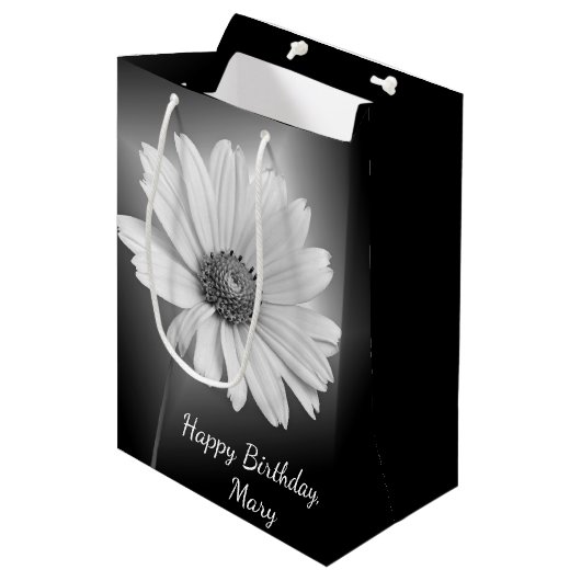 Ggloed Birthday Daisy op Black met de naam Medium  Medium Cadeauzakje (Voorkant Gekanteld)