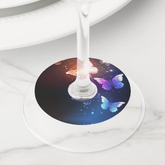 Ggloeiende nachtvlinders wijnglaslabel (Dichtbij)