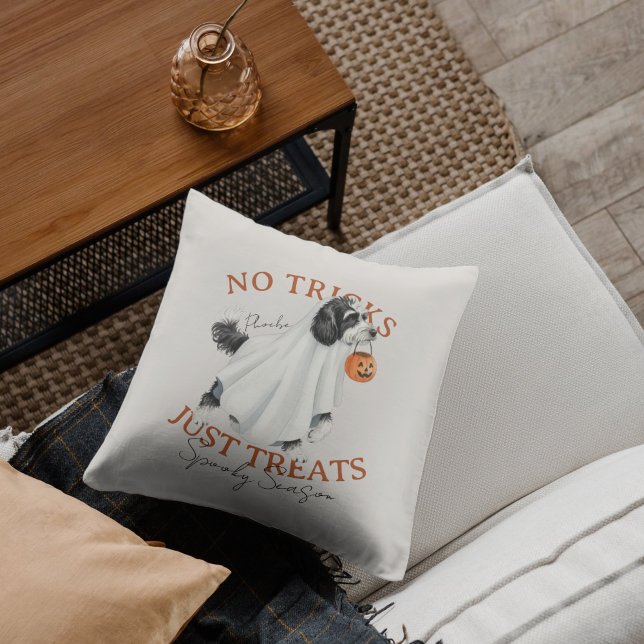 Ghost Costume Dog Doodle Spooky Seizoen Kussen (Elevate your fall home decor with this Ghost Costume Dog Doodle Spooky Season throw pillow! )