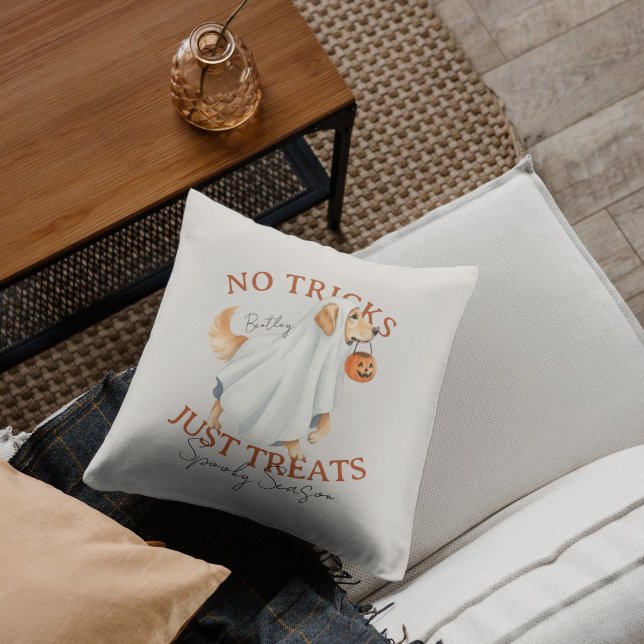 Ghost Costume Dog Golden Retriever Spooky Seizoen Kussen (Elevate your fall home decor with this Ghost Costume Golden Retriever Spooky Season throw pillow!)