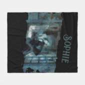Ghost Girl in Blue – Haunting Surreal Art Fleece Deken (Voorkant (Horizontaal))