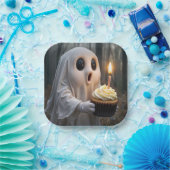 Ghost houdt een verjaardagscupcake vast papieren bordje (Feest)