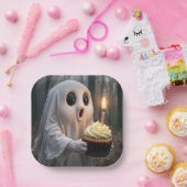 Ghost houdt een verjaardagscupcake vast papieren bordje (Feest)