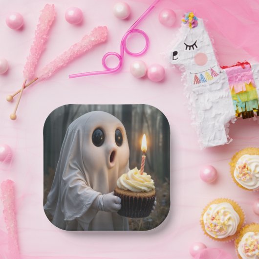 Ghost houdt een verjaardagscupcake vast papieren bordje (Feest)